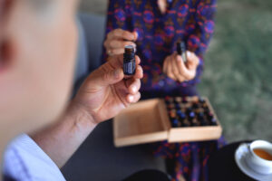 Gdzie kupić prawdziwe olejki eteryczne – konsultantka doTERRA prezentująca naturalny olejek eteryczny.