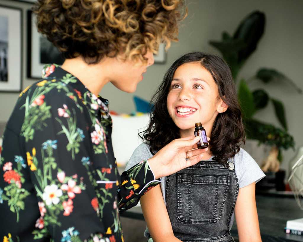 mama podaje dziecku do powąchania olejek lawendowy doterra bezpieczna aromaterapia dla dzieci
