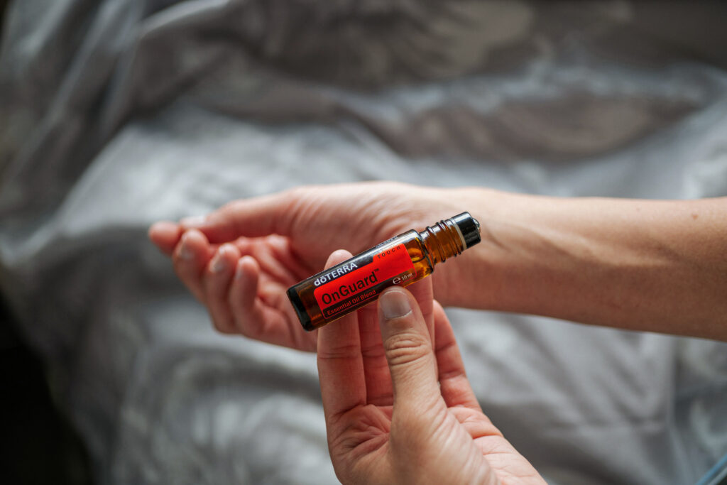 Aplikacja olejku On Guard Touch doTERRA w kulce na nadgarstek
