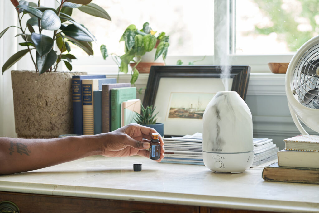 Olejek eteryczny Peppermint doTERRA 15ml na tle świeżych liści mięty pieprzowej