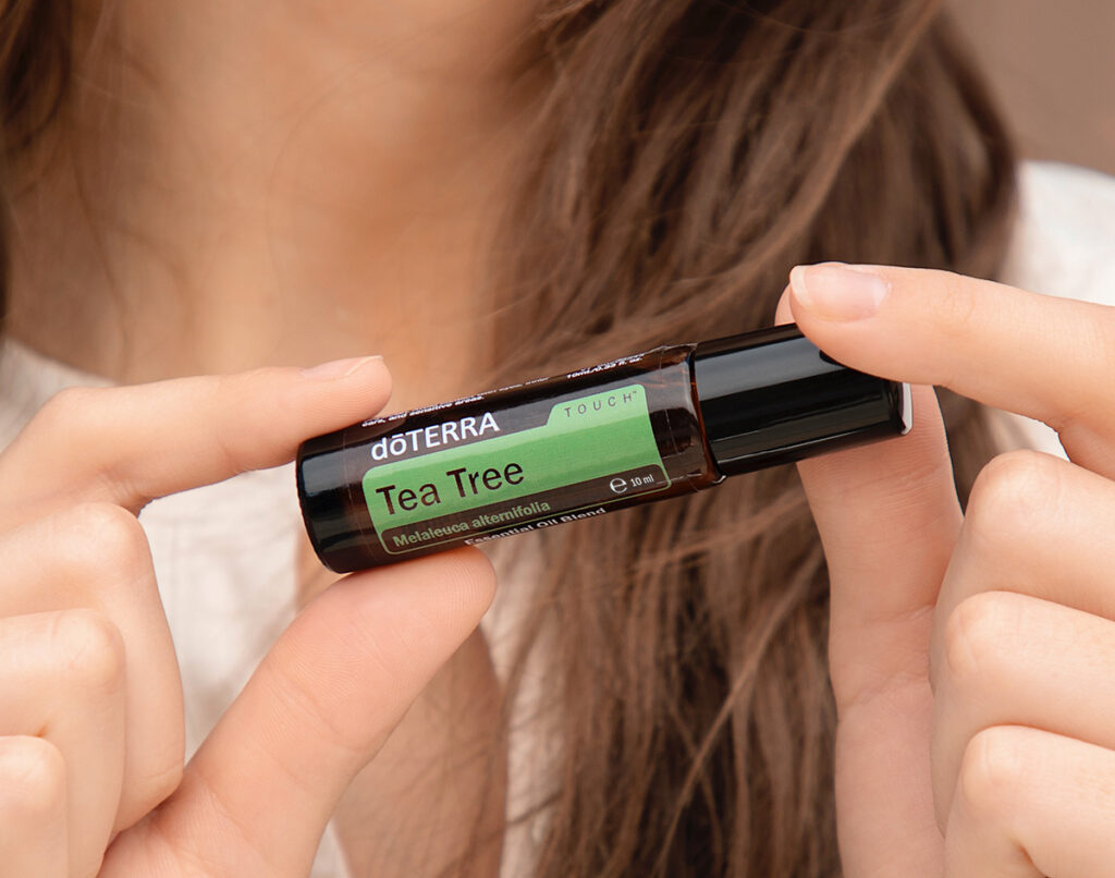 Aplikacja olejku Tea Tree dōTERRA w formie roll-on na skórę twarzy i szyi