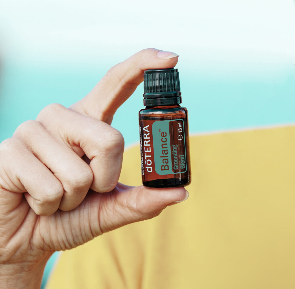 Buteleczka olejku eterycznego doTERRA Balance 15 ml ze składnikami roślinnymi