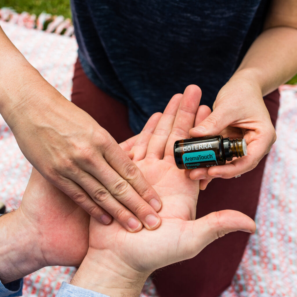 Masaż dłoni olejkiem doTERRA AromaTouch przynoszący ulgę na spięte mięśnie
